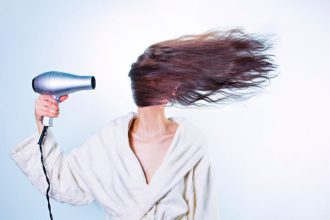 4 tips για να κάνεις το στέγνωμα των μαλλιών «παιχνιδάκι»