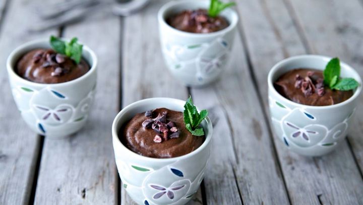 Μους σοκολάτας με αβοκάντο και γάλα καρύδας