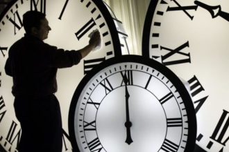 Αλλαγή ώρας: Θα γυρίσουν και φέτος οι δείκτες;