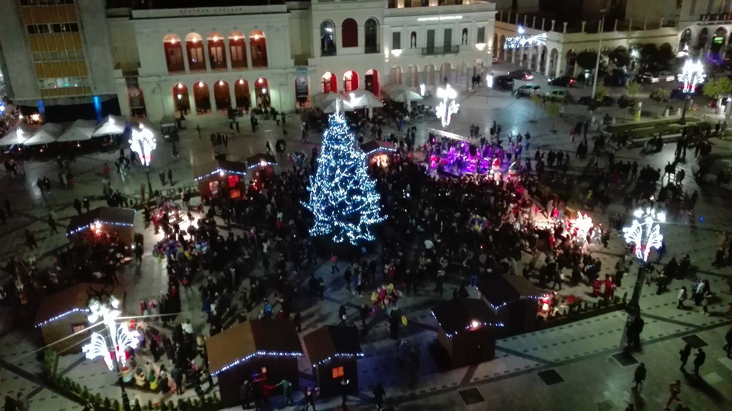 Εντυπωσιακό το δένδρο στην πλατεία Γεωργίου