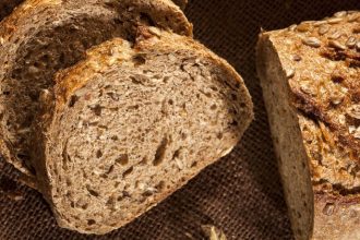 Σπιτικό πολύσπορο ψωμί ολικής άλεσης