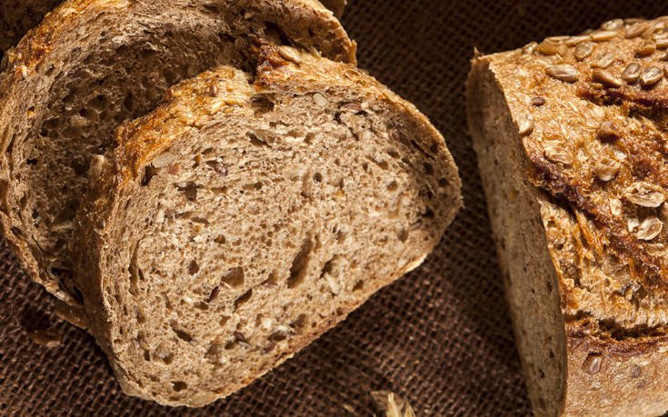 Σπιτικό πολύσπορο ψωμί ολικής άλεσης