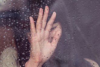 Ήξερες πόσο κακό κάνει το νερό της βροχής στα μαλλιά και το δέρμα σου;