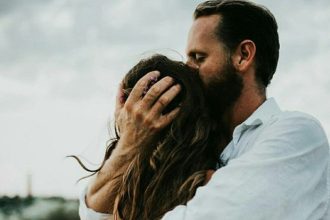 5 σημάδια που φανερώνουν ότι θέλει ακόμα την πρώην του, και δεν πρέπει να αγνοήσεις