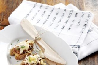 Πικάντικος ντάκος με κιμά και τυρί