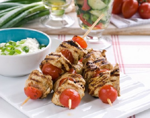 Πικάντικα σουβλάκια γαλοπούλας με ντοματίνια
