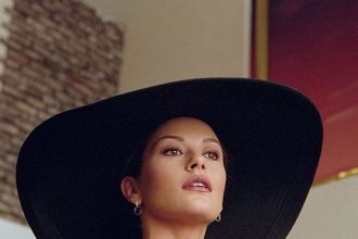 Η Catherine Zeta-Jones υιοθέτησε το απόλυτο κούρεμα της σεζόν