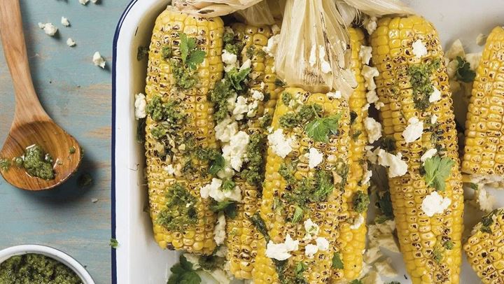 Ψητά καλαμπόκια με τυρί φέτα και πέστο
