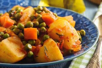 Αρακάς κοκκινιστός με πατάτες