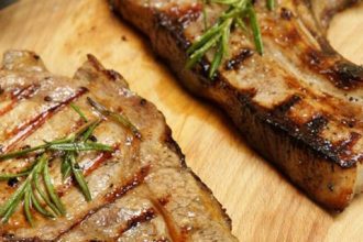 Χοιρινές μπριζόλες με λευκό κρασί και φασκόμηλο