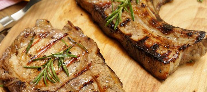 Χοιρινές μπριζόλες με λευκό κρασί και φασκόμηλο