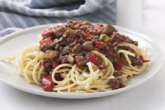 Μακαρόνια με κιμά και λαχανικά