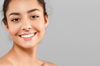 Πώς θα καμουφλάρετε τις πανάδες και τις δυσχρωμίες με τη βοήθεια του μακιγιαζ