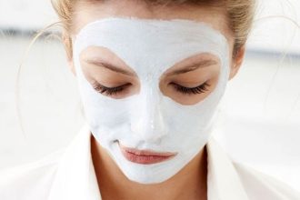 Πρέπει να πλένουμε το πρόσωπό μας μετά τη μάσκα;