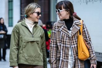 Tο τζάκετ που χρειάζεσαι γι' αυτή την εποχή -Φοριέται μόνο του αλλά και πάνω από σακάκι