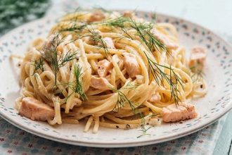 Μακαρονάδα με σολομό και κρέμα γάλακτος