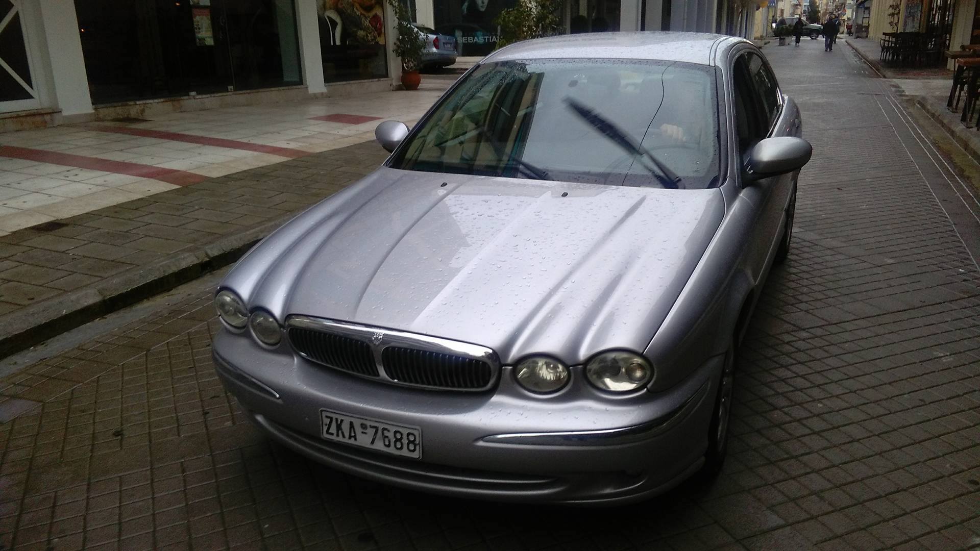 Πάτρα: Έκοβε βόλτες στον πεζόδρομο και ζήταγε και τα...ρέστα