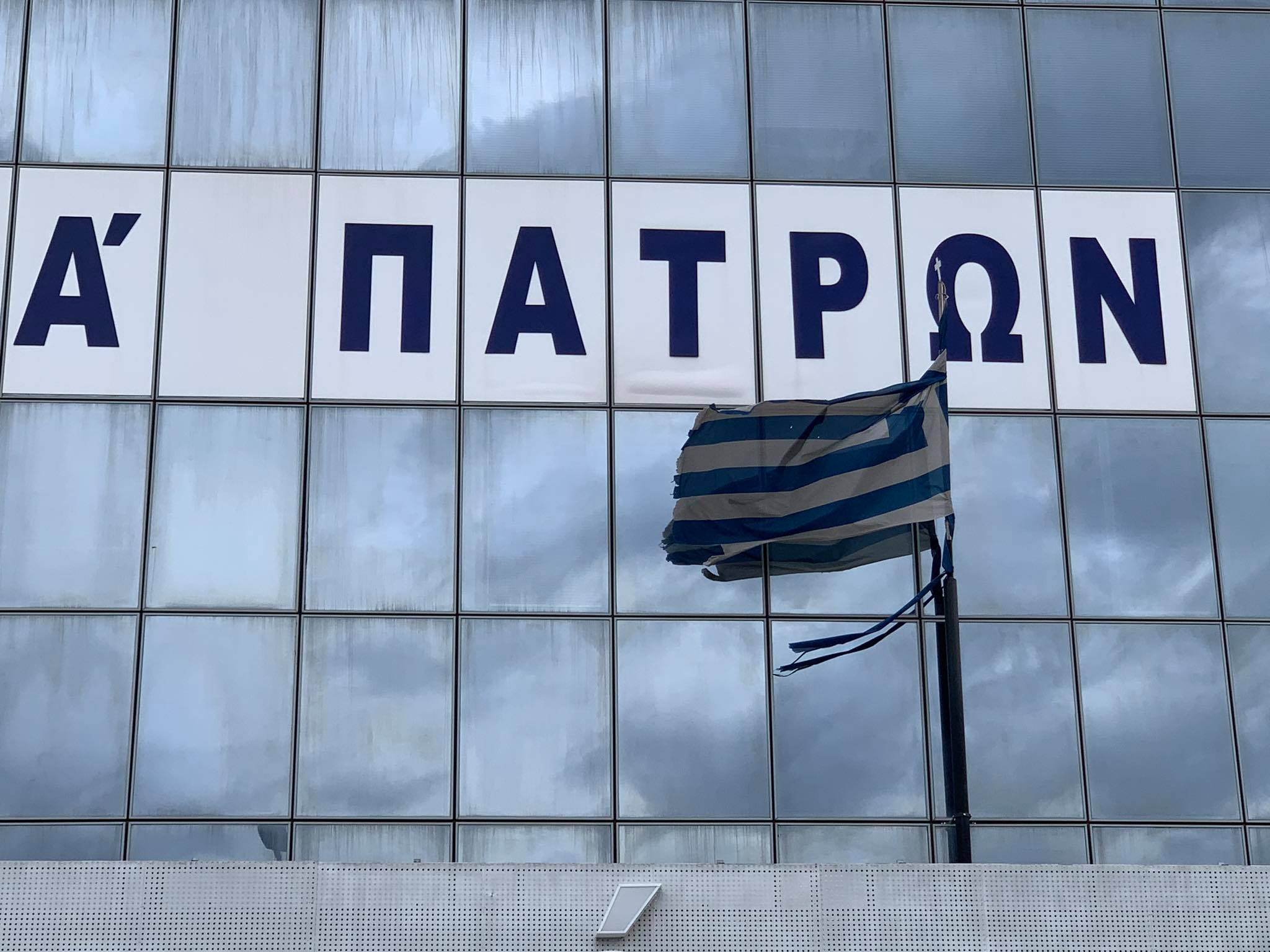 Πάτρα: Σκισμένη η ελληνική σημαία στην Α' ΔΟΥ!