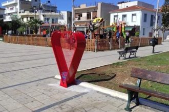 Κάτω Αχαΐα: Οι κόκκινοι κάδοι της “καρδιάς” και της ευαισθησίας