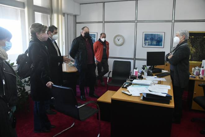 Πάτρα: Η Δημοτική Αρχή στην κινητοποίηση έξω από τη ΔΕΗ - "Κόβουν τη ζωή των λαϊκών οικογενειών"