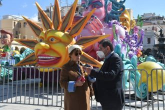 Ο Δήμαρχος Πατρέων στην καρναβαλική πλατεία Γεωργίου