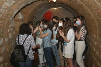 Μαθητές και εκπαιδευτικοί από το Γυμνάσιο Λακκόπετρας στο ιστορικό καταφύγιο στα Ψηλαλώνια