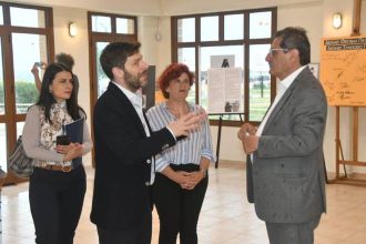 Πάτρα: Ο Υφυπουργός Πολιτισμού Νίκος Γιατρομανωλάκης στο Διεθνές Συμπόσιο Γλυπτικής στην Ιχθυόσκαλα