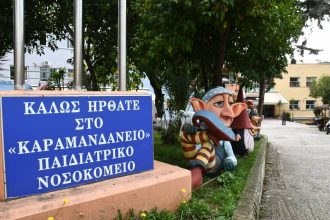 O Δήμος στολίζει τα νοσηλευτικά ιδρύματα της Πάτρας- ΦΩΤΟ