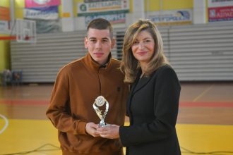 Η αντιδήμαρχος Υγείας και Πρόνοιας Βίβιαν Σαμούρη στην κοπή πίτας της ΑΕΠ Ολυμπιάδας