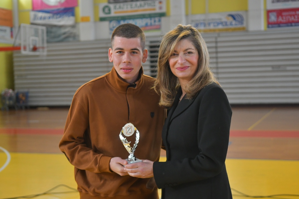 Η αντιδήμαρχος Υγείας και Πρόνοιας Βίβιαν Σαμούρη στην κοπή πίτας της ΑΕΠ Ολυμπιάδας