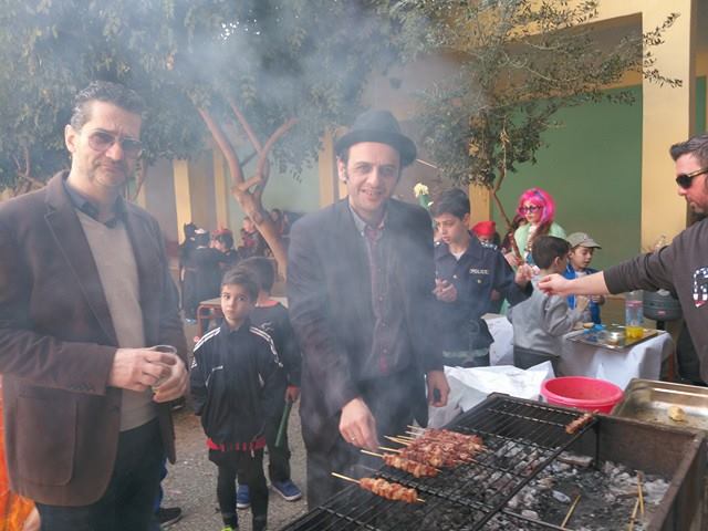 Αφησε το στούντιο και έπιασε το ψήσιμο !