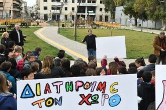 Ο Κώστας Πελετίδης με μαθητές στη νέα πλατεία στην περιοχή Αγίου Αλεξίου