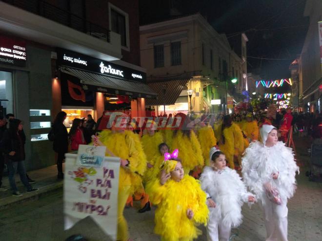 Με χαρούμενα πρόσωπα γέμισε ο πεζόδρομος - Οι μικροί καρναβαλιστές έκαναν... νυχτερινή ποδαράτη - ΔΕΙΤΕ ΦΩΤΟΓΡΑΦΙΕΣ και ΒΙΝΤΕΟ