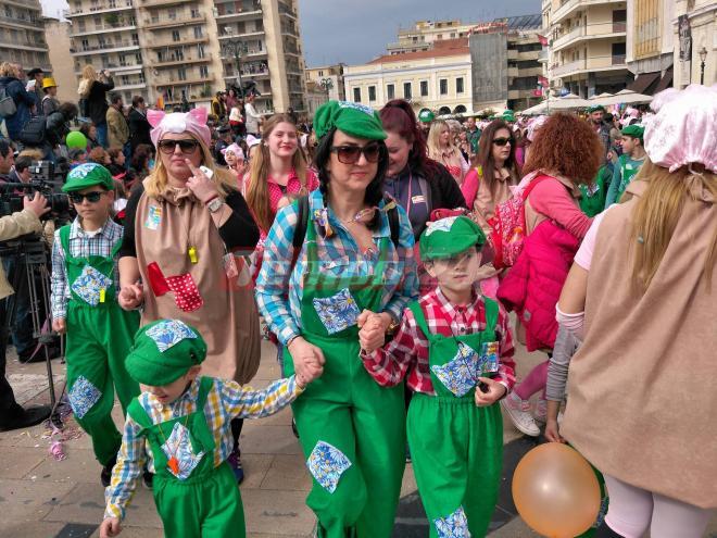 Χαρούμενα πρόσωπα, πολύχρωμες και ευφάνταστες στολές στο Πατρινό Καρναβάλι των Μικρών - ΔΕΙΤΕ όλα τα ΒΙΝΤΕΟ