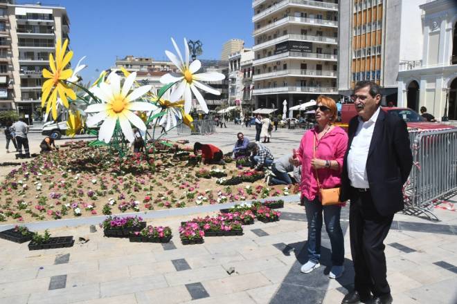 Ο Δήμαρχος Πατρέων στην στολισμένη για την Πρωτομαγιά πλατεία Γεωργίου