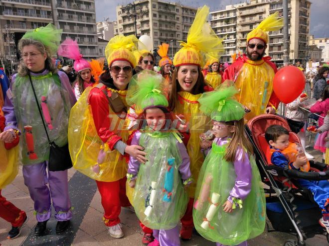 Ο τζίτζικας, ο Ποσειδώνας, ο παπαγάλος και οι πιγκουίνοι - Ολοκληρώθηκε η παρέλαση 10.000 μικρών Καρναβαλιστών στο κέντρο της Πάτρας - ΔΕΙΤΕ πλούσιο ΦΩΤΟΡΕΠΟΡΤΑΖ στο tempo24.gr
