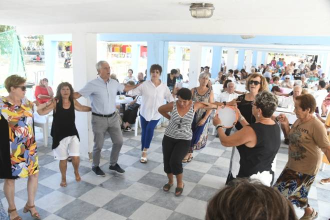 Γιορτή με τα ΚΑΠΗ στην Πλαζ - ΦΩΤΟ