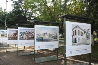 Ένας μεγάλος περίπατος μνήμης και ονείρου στην Πάτρα του 2023: Στη συνοικία Αμπελοκήπων κάνει «στάση» η υπαίθρια έκθεση