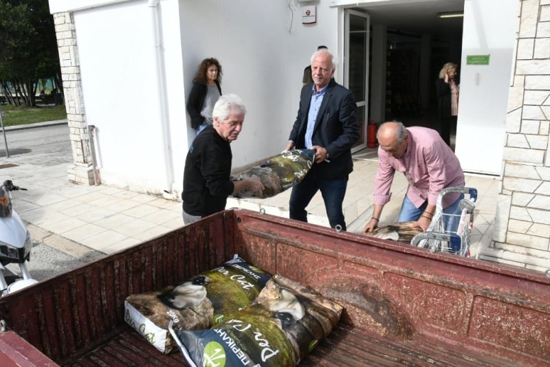 Διανεμήθηκαν 21 τόνοι ξηράς τροφής για τα αδέσποτα, στην πλαζ της Αγυιάς