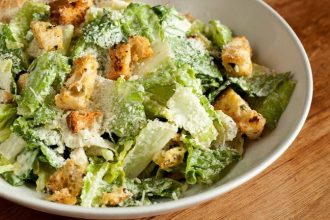 Σαλάτα Caesar με quinoa και κοτόπουλο για το γραφείο