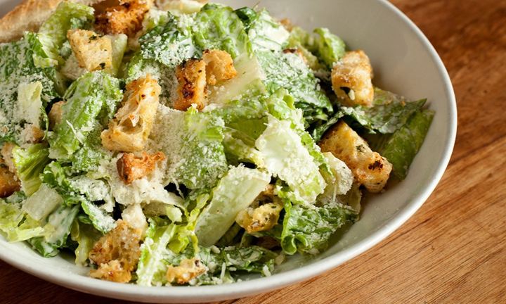 Σαλάτα Caesar με quinoa και κοτόπουλο για το γραφείο