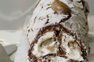 Χριστουγεννιάτικος κορμός με κάστανα και λευκή σοκολάτα