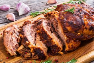 Σουβλίζοντας το πασχαλινό αρνί: Tips για τον πιο λαχταριστό οβελία του Πάσχα
