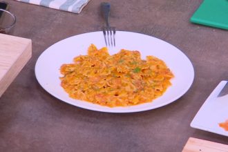 Farfalle alla vodka με σολομό