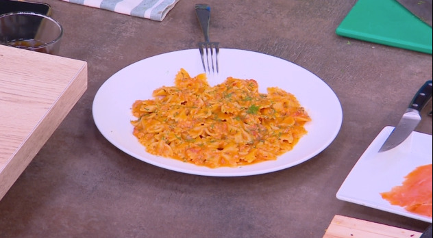 Farfalle alla vodka με σολομό