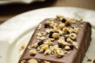 Κορμός σοκολάτας με χαλβά, φουντούκια και σταφίδες