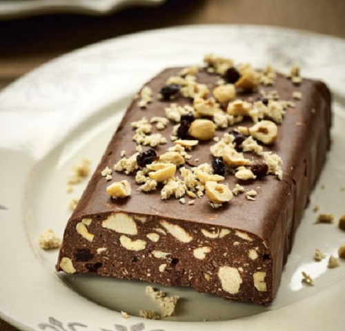 Κορμός σοκολάτας με χαλβά, φουντούκια και σταφίδες