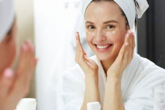 Γιατί δεν πρέπει να βάζετε την κρέμα ματιών σας το βράδυ σύμφωνα με τους ειδικούς;