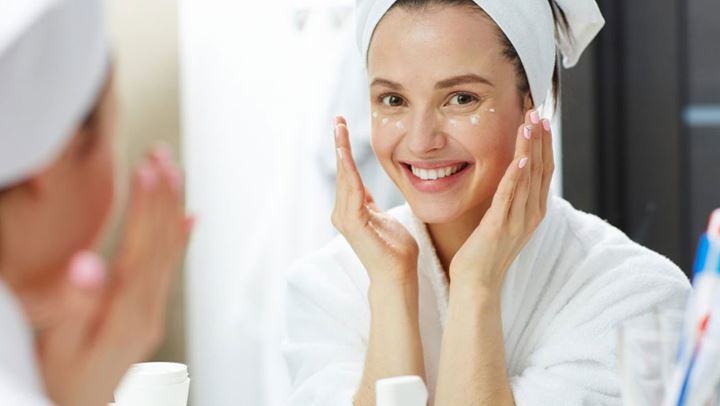 Γιατί δεν πρέπει να βάζετε την κρέμα ματιών σας το βράδυ σύμφωνα με τους ειδικούς;