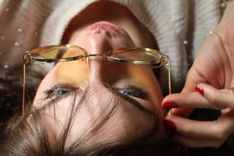 Κουρασμένα μάτια στο γραφείο; Δες το trick για να τα ξεκουράσεις